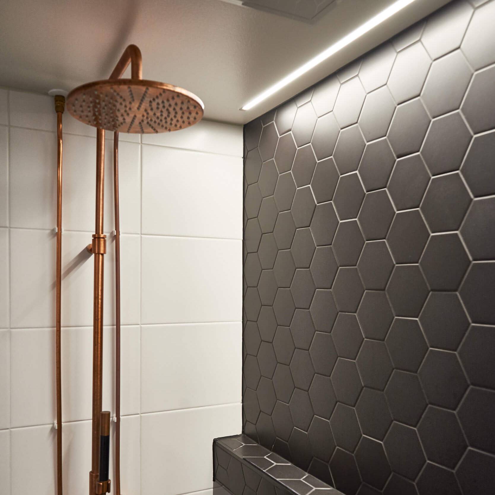 Acogedor cuarto de baño con chimenea