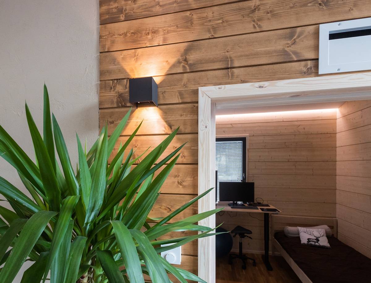 Iluminación de una hermosa casa de madera