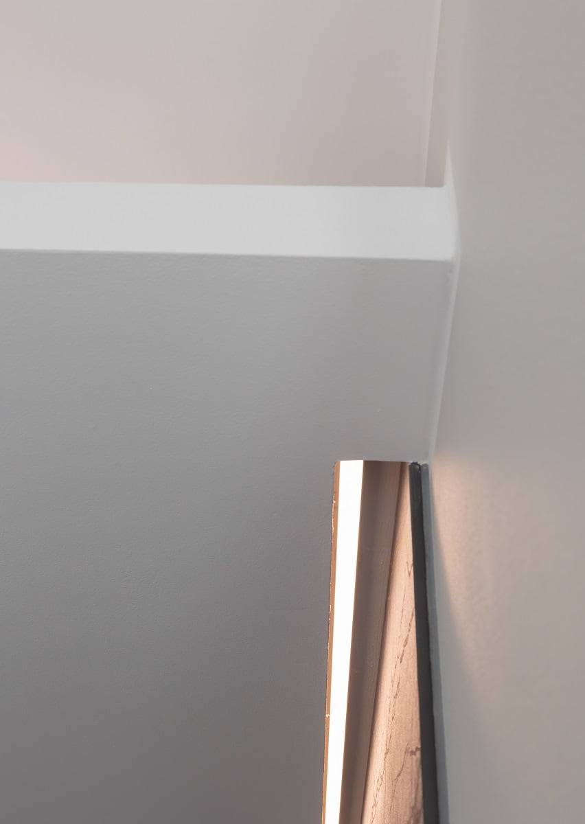 La iluminación indirecta se ha creado instalando una tira de LED en un perfil de aluminio en la ranura del techo y en el estante superior del desplegable. © LedStore