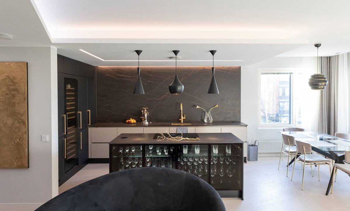 Iluminación de cocinas con una elegante luz de temperatura de color controlada a través del techo y un haz de luz plano. © LedStore