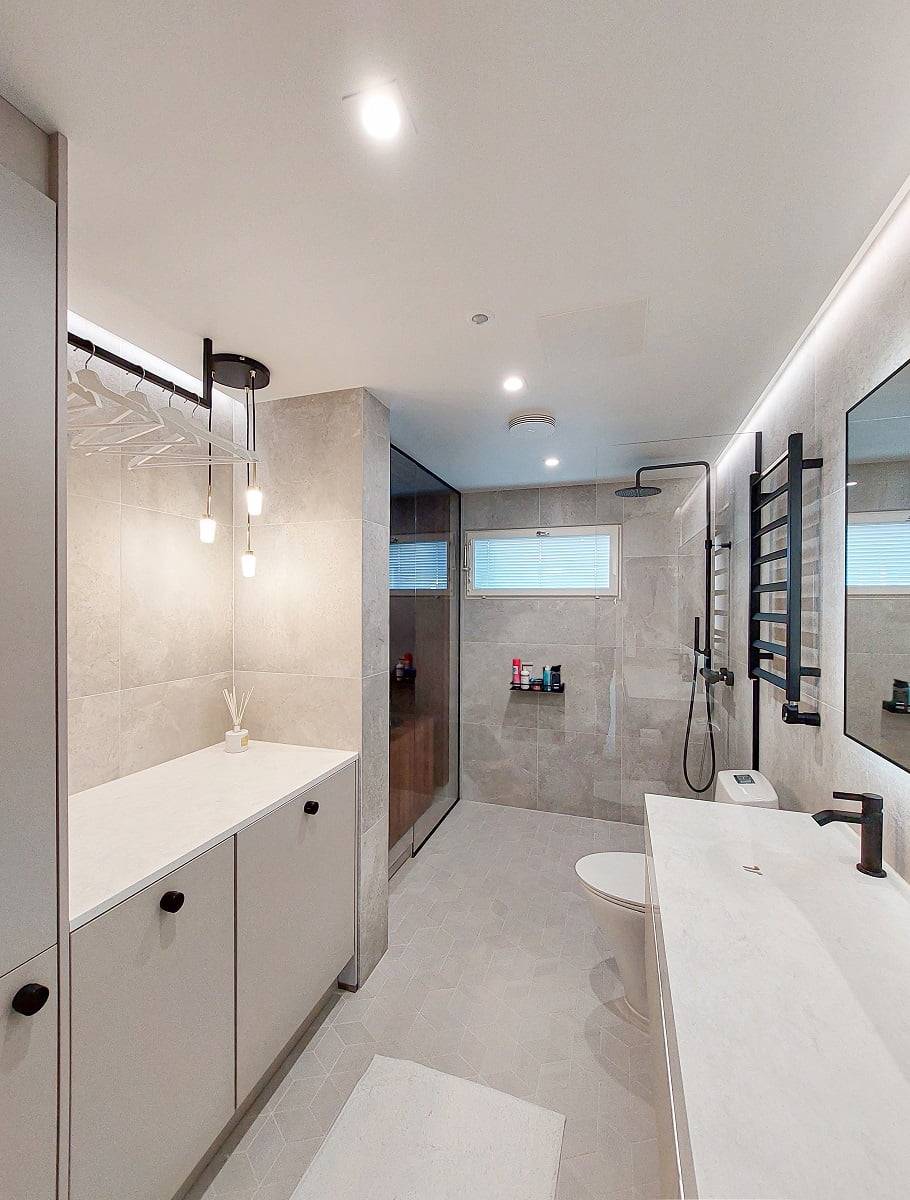 En el cuarto de baño se ha prestado especial atención a la iluminación de las encimeras. © LedStore