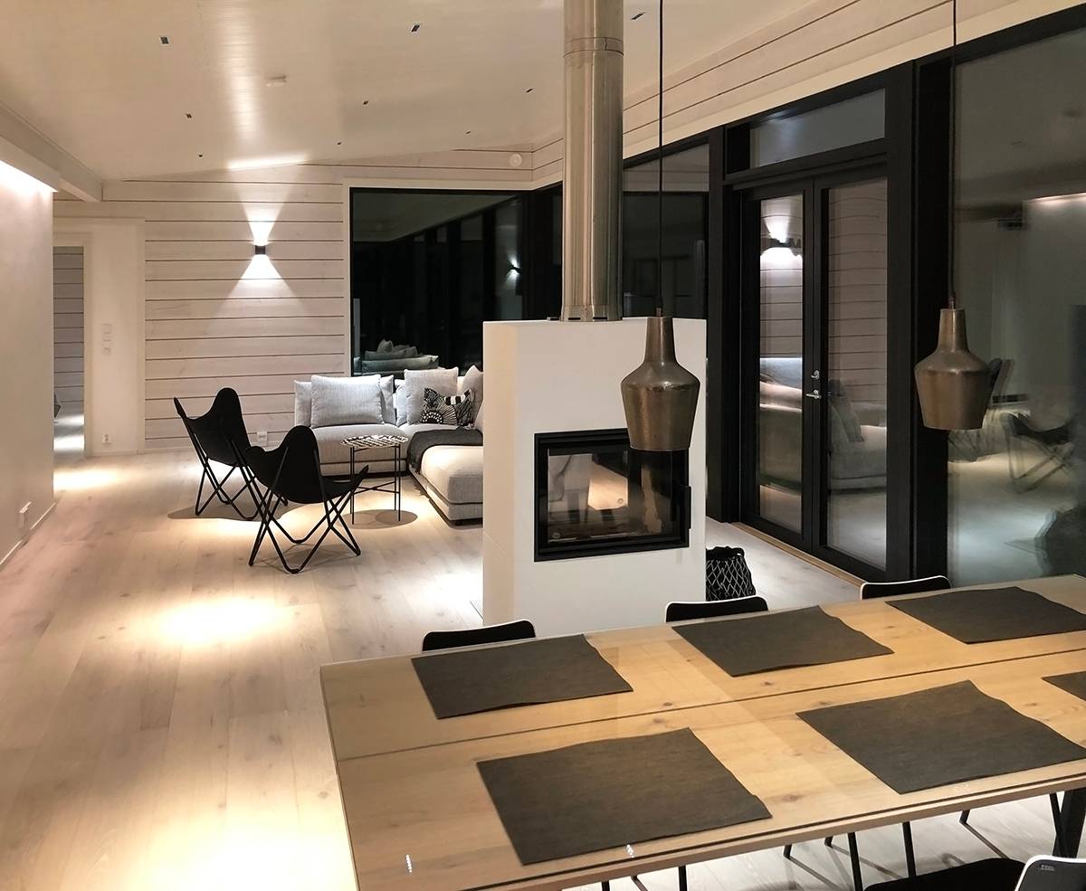 Logotipo de tienda de iluminación LED con "LED STORE" en texto blanco sobre fondo verde, destacando las soluciones de iluminación energéticamente eficientes.
