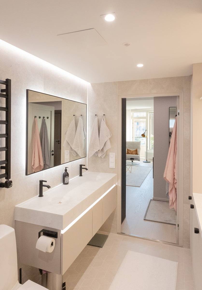 La iluminación del cuarto de baño también está conectada a un sensor de movimiento, lo que hace agradable el paso de una habitación a otra. © LedStore