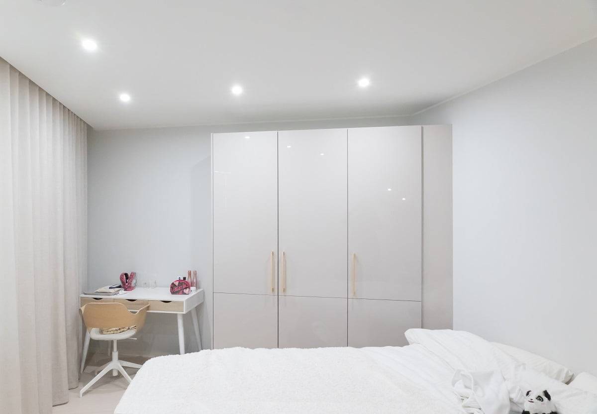 La iluminación de la habitación infantil se agrupa para resaltar el frente de los armarios y el escritorio. © LedStore