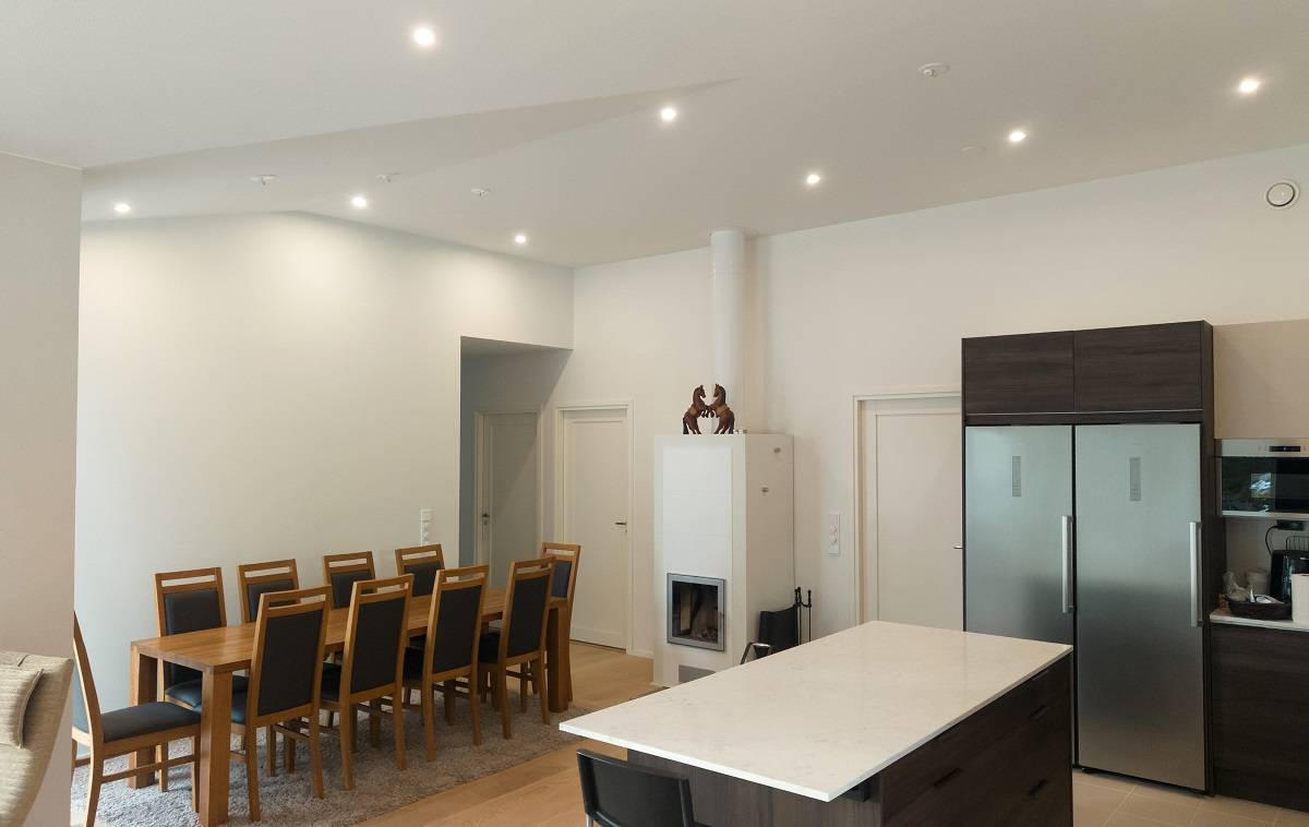 Focos distribuidos uniformemente por el techo de la cocina y el comedor—