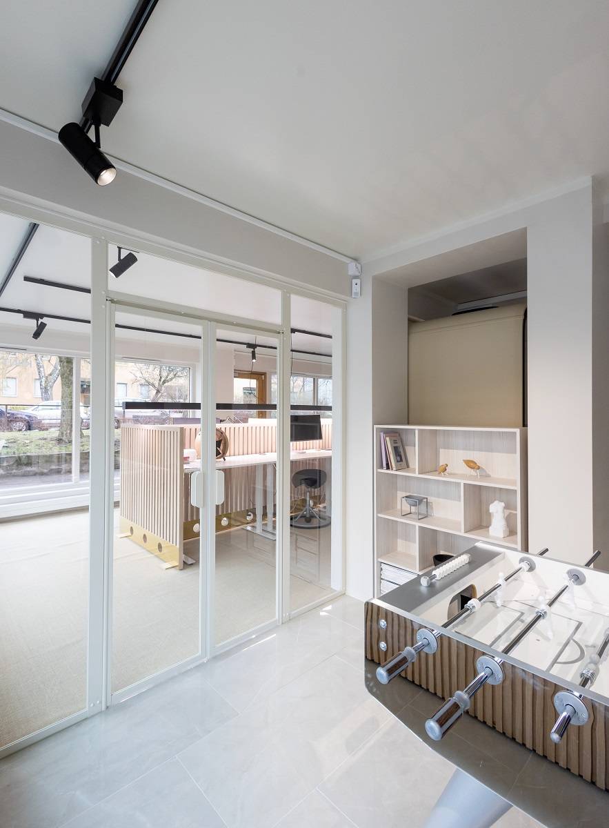 Las luces de carril están en diferentes habitaciones detrás de un interruptor diferente Se puede conectar, por ejemplo, a un sensor de movimiento LedStore.fi