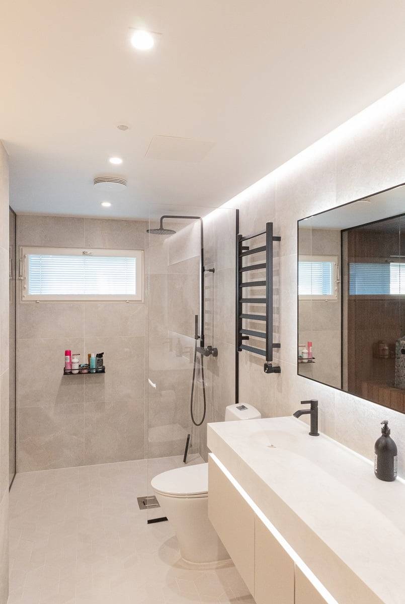 Luz suficiente en un espacio estrecho para aumentar la sensación de espacio. Como luz general, impermeable 9W blanco Base Fija. © LedStore