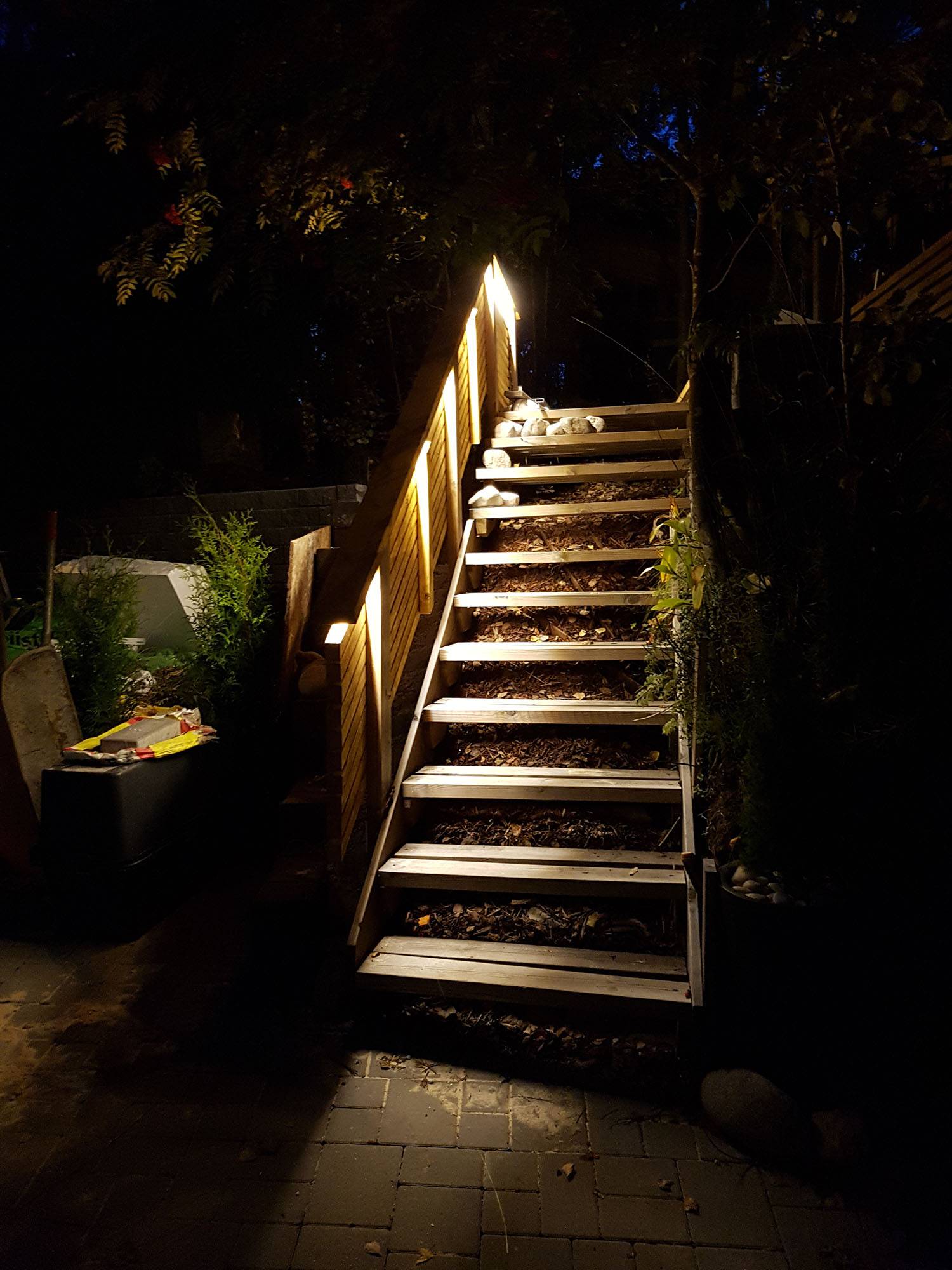 Tira de luz led para exterior iluminando con luz indirecta una barandilla de escalera exterior. Ledstore.fi