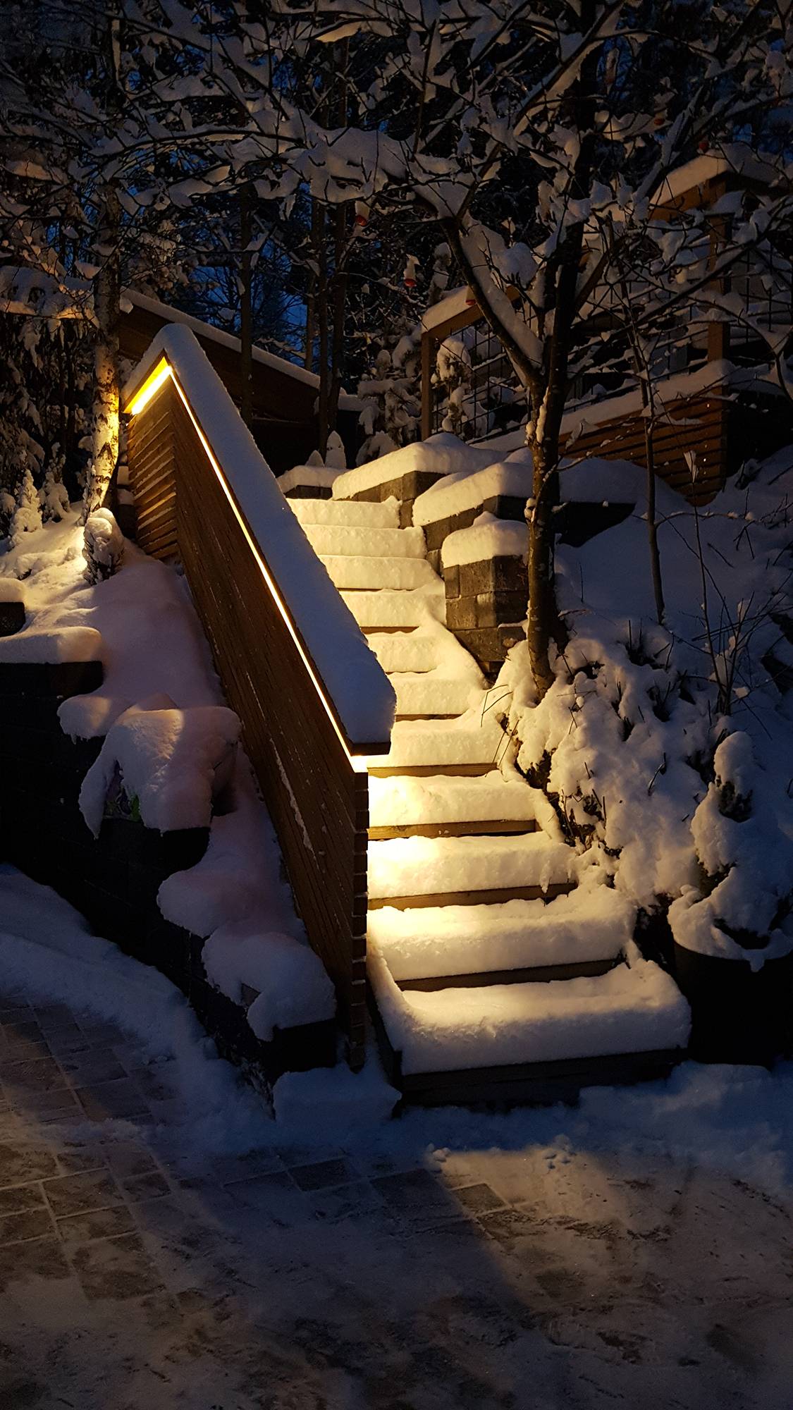 Iluminación exterior de escalera realizada con tira de LED en la balaustrada. La luz es atmosférica indirecta, la tira LED utilizada es una tira cálida de 3000K 7,2W/m. Ledstore.fi