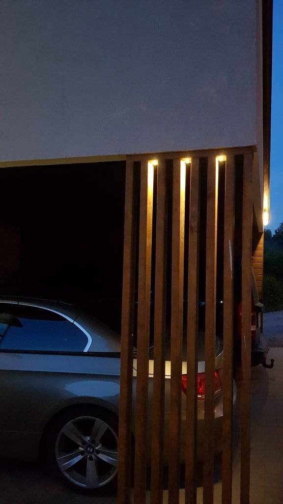 Fondo verde y "LED STORE" en mayúsculas blancas en el centro de un cuadrado blanco, promocionando soluciones de iluminación energéticamente eficientes.