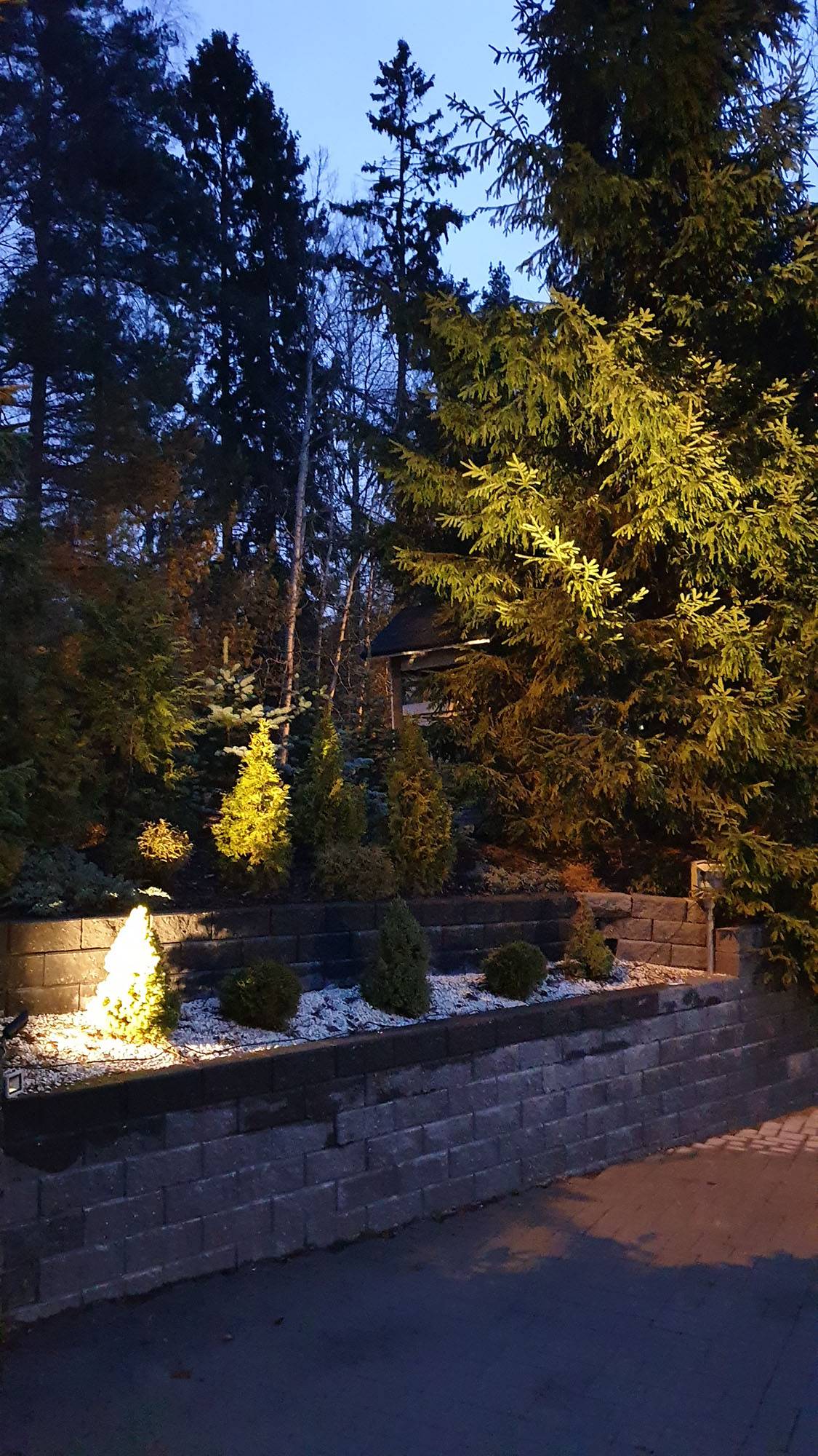 Iluminación de exteriores con luz indirecta atmosférica dirigida a plantas y árboles. Con la luz direccional SPIKE, es fácil crear una iluminación de acento exactamente donde más lo necesita. Ledstore.fi