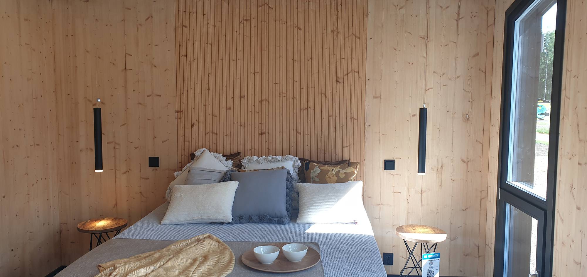 Lámparas chimenea como luces de lectura junto a la cama. Ledstore.fi