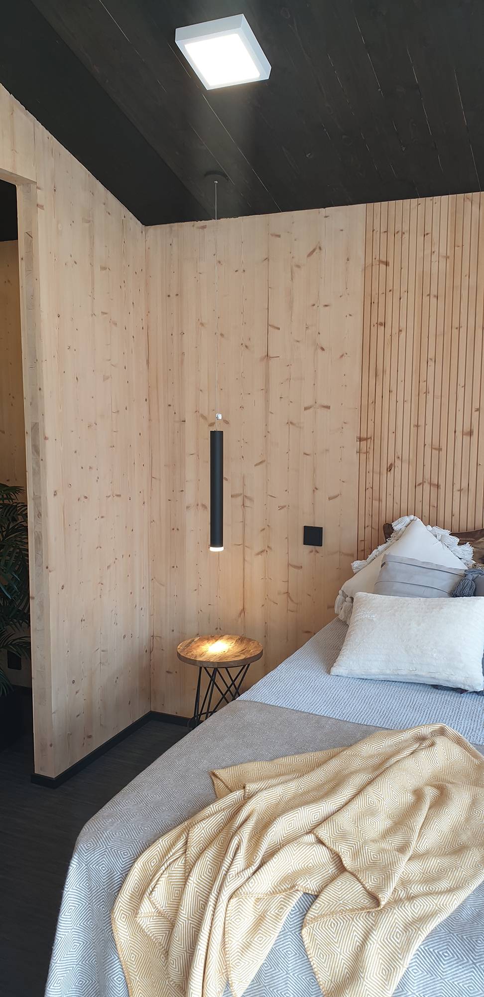 En el dormitorio, una lámpara colgante como luz de lectura junto a la cama. Ledstore.fi