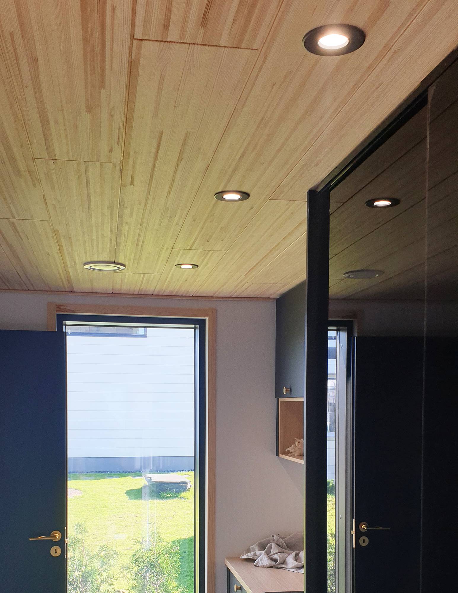 Lámparas moduladas negras en el techo del pasillo. Ledstore.fi