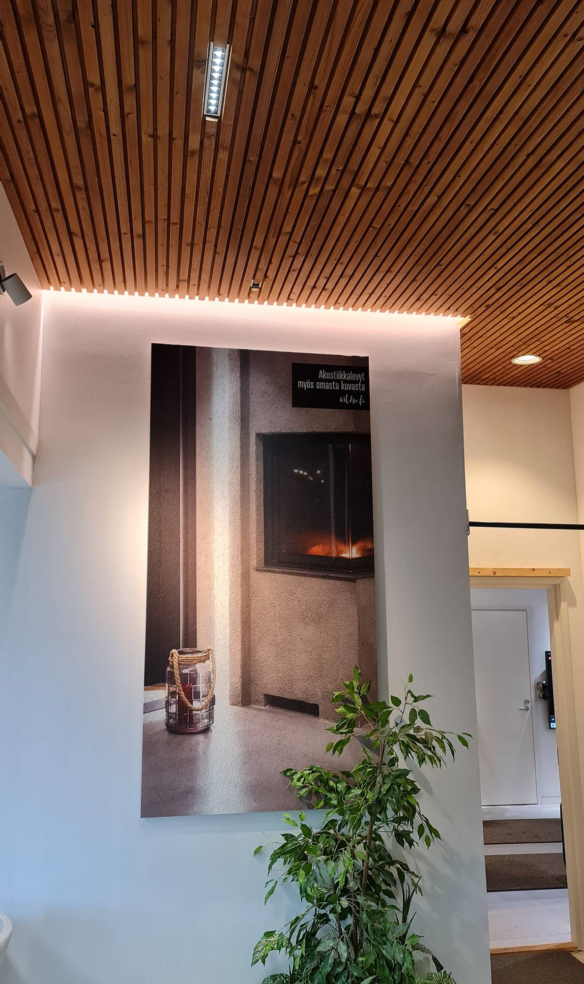 La claraboya ofrece una iluminación versátil: luz indirecta con tiras de LED en los bordes de la claraboya y haz profundo LINJA10 y EYE para crear una iluminación general. Ledstore.fi