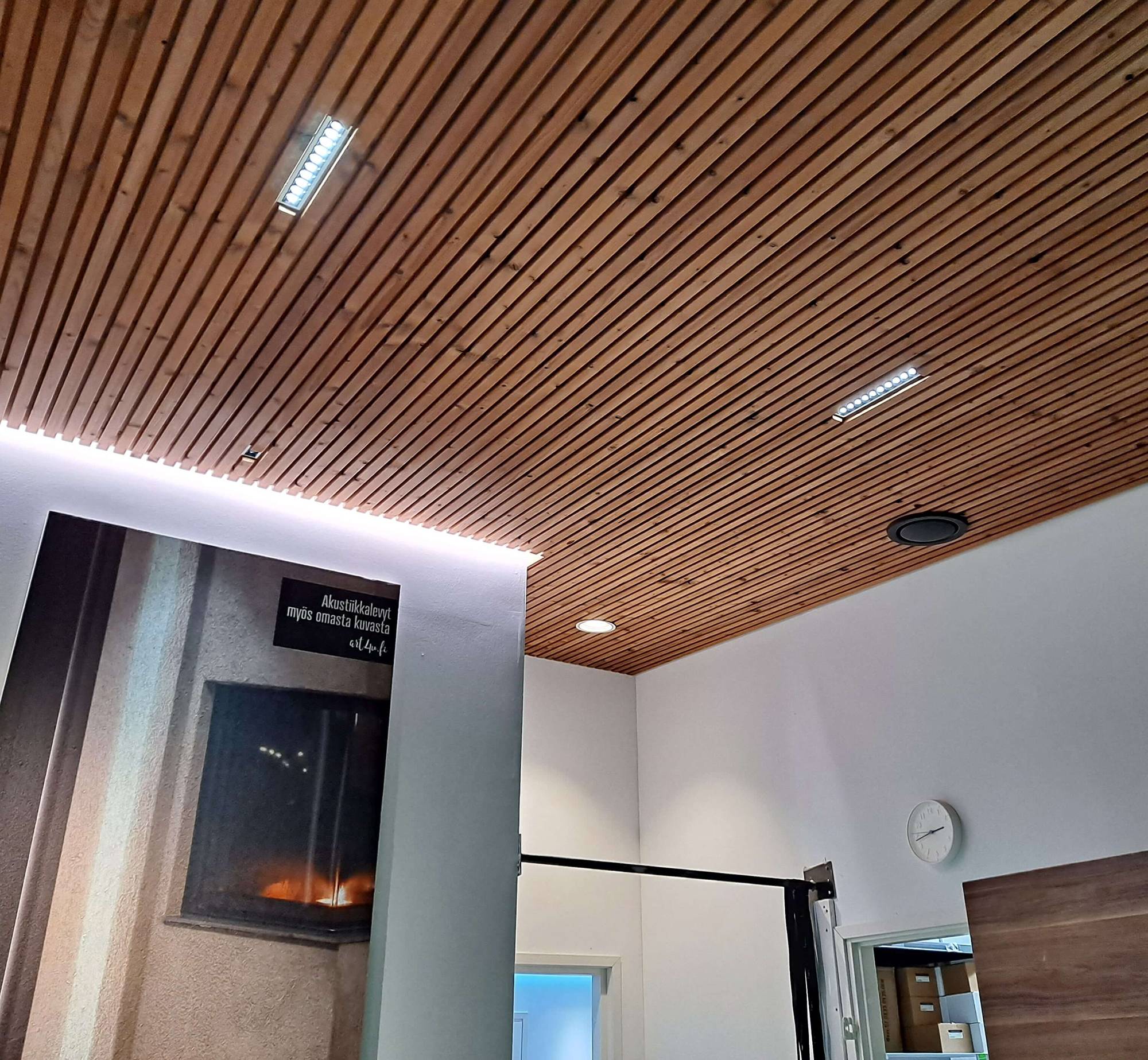 Luz indirecta en los bordes de la cornisa y luminaria LINJA10 y haz profundo EYE para crear una iluminación general. Los proyectores LINJA 10 tienen una distribución del haz muy estrecha, por lo que son ideales para techos altos. Ledstore.fi