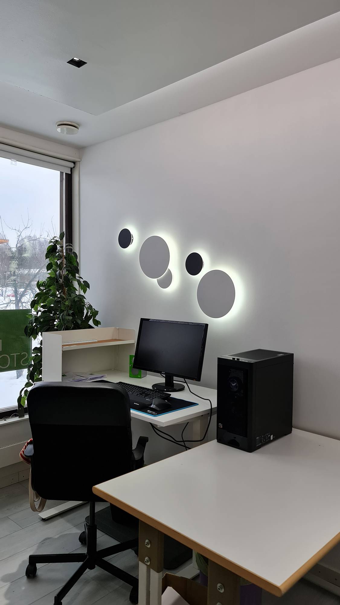 Luminarias de pared Eclipse en dos tamaños diferentes, en dos colores distintos, que iluminan con luz indirecta a través de la pared. Las luminarias pueden unirse para crear el conjunto exacto que desee y la luz es de temperatura de color regulable. Ledstore.fi