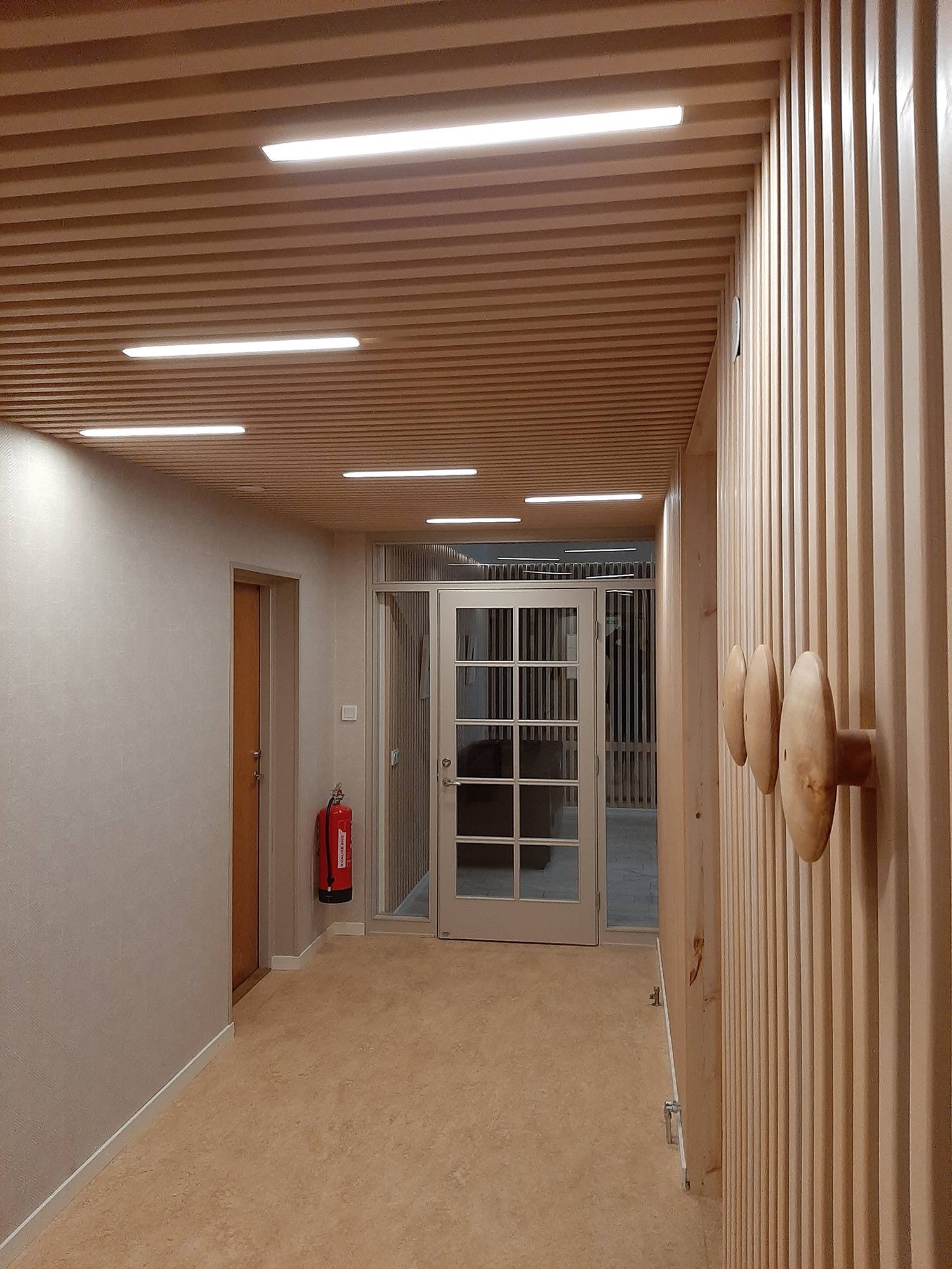 Tiras de leds en el techo de cornisa, entre las cornisas creando líneas de luz expresivas en el techo y espacio para una buena iluminación general. Ledstore.fi