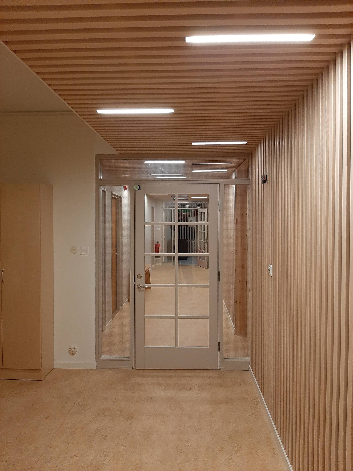 Iluminación de techo con tiras: modernas tiras de luz LED empotradas en los huecos entre las tiras de techo. De este modo se elimina la necesidad de instalar plafones independientes y se consiguen unas líneas de luz visualmente impresionantes. Ledstore.fi