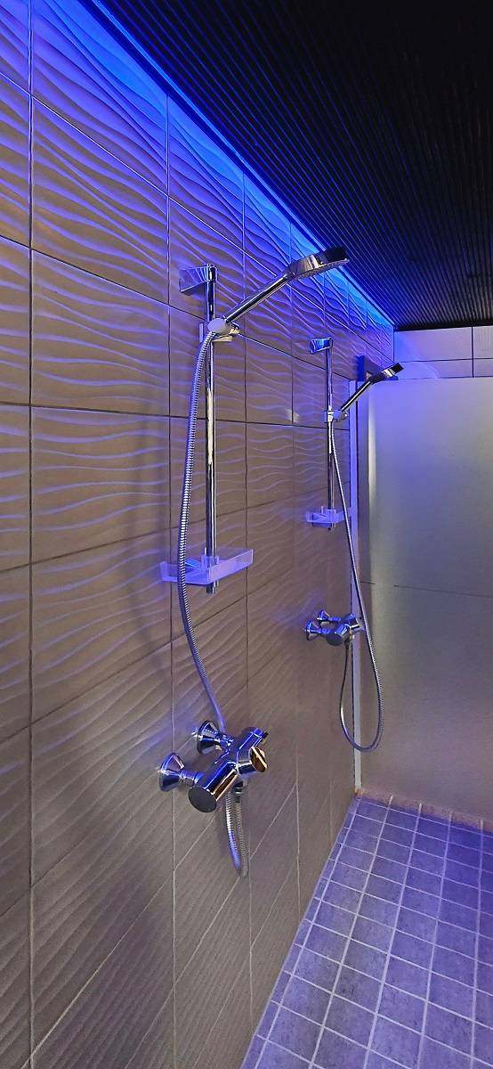 Los lavabos del lado de los hombres están iluminados con tiras de luz RGB desde el techo por encima de las duchas, foto de los Dungeonkeepers