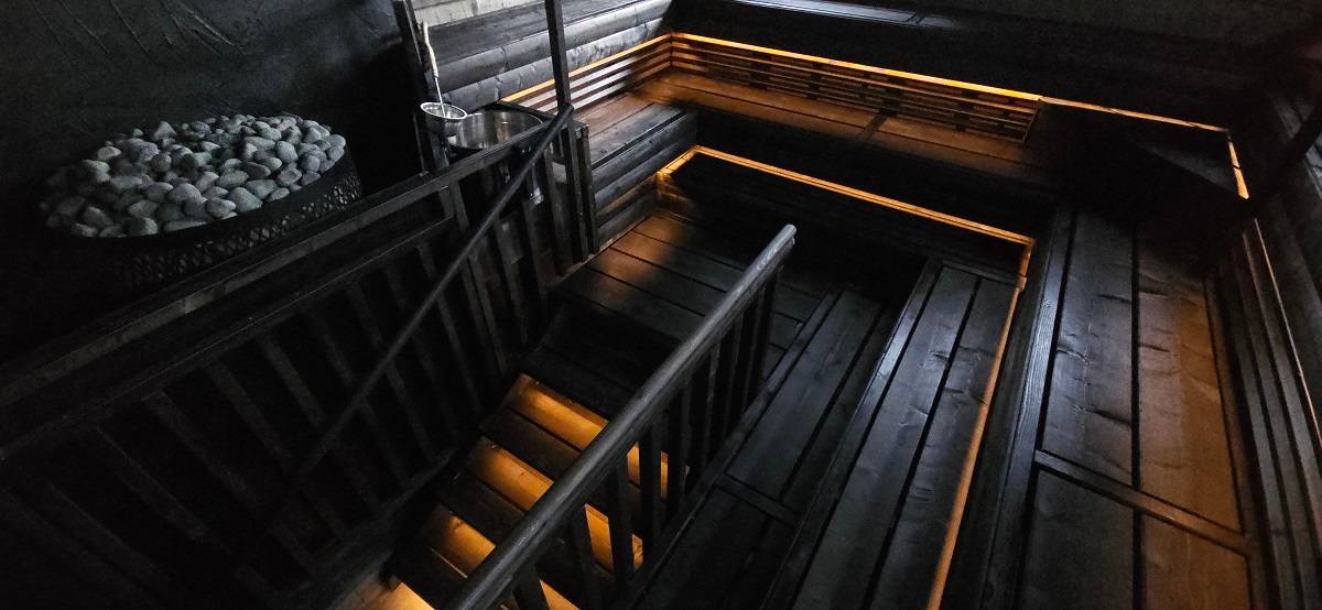 La iluminación con tiras de leds es un elemento atmosférico y elegante en la sauna. Imagen de arriba. foto de The Punchers