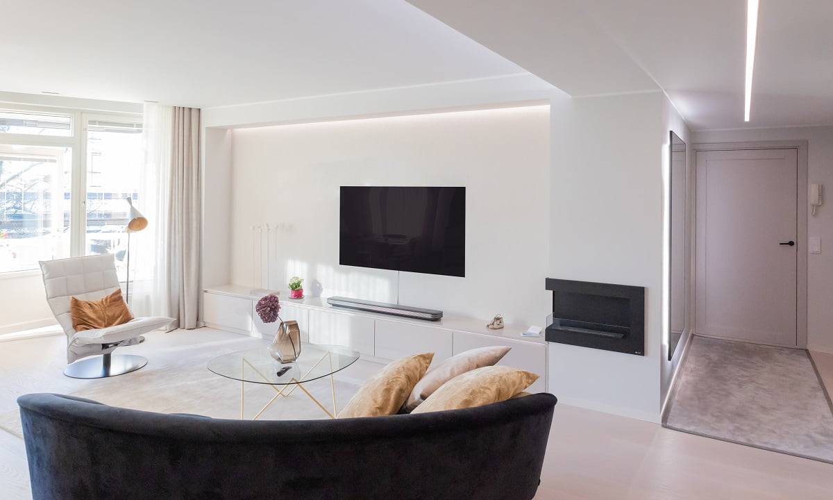 La iluminación de pared para TV iguala el brillo de tus ojos cuando ves la televisión. © LedStore