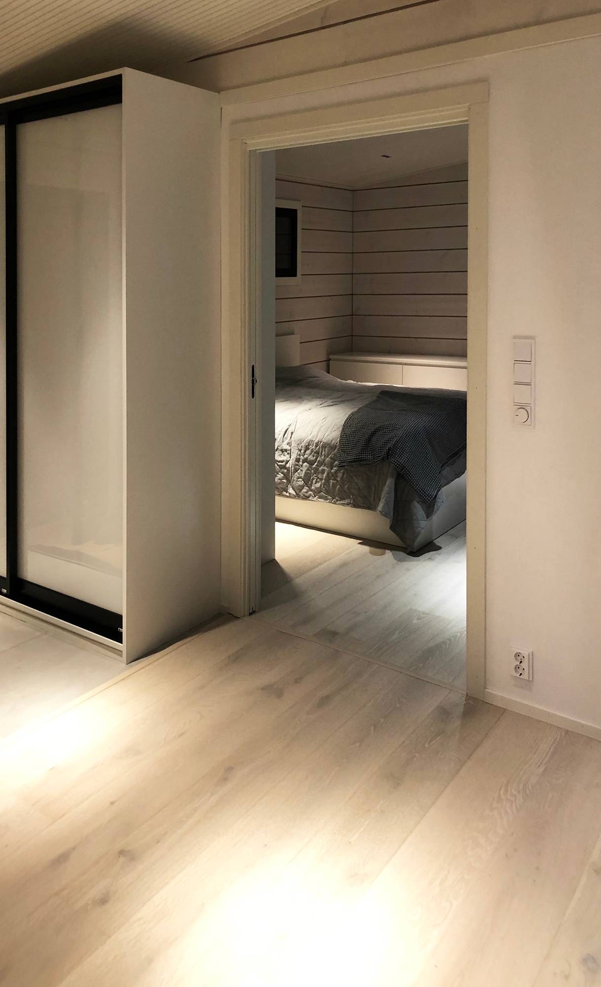 Iluminación atmosférica en el dormitorio y otras habitaciones con luminarias lineales de ángulo estrecho. Ledstore.fi