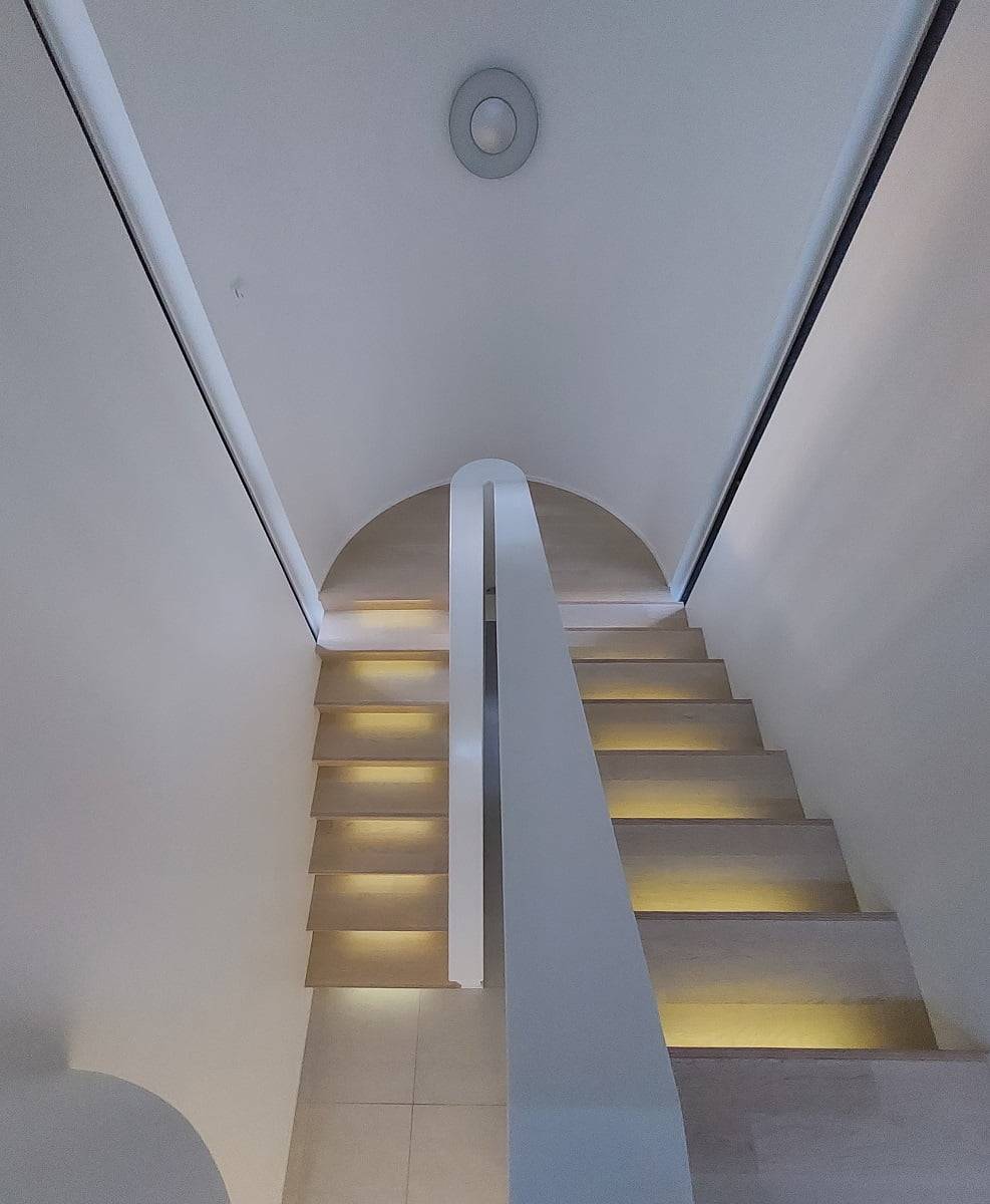 En una escalera con poca luz, sólo se puede mantener encendida la iluminación de perfil LED. En el borde delantero de la escalera, tira de 7,2 W/m en perfil de aluminio, alimentación regulable. ©LedStore