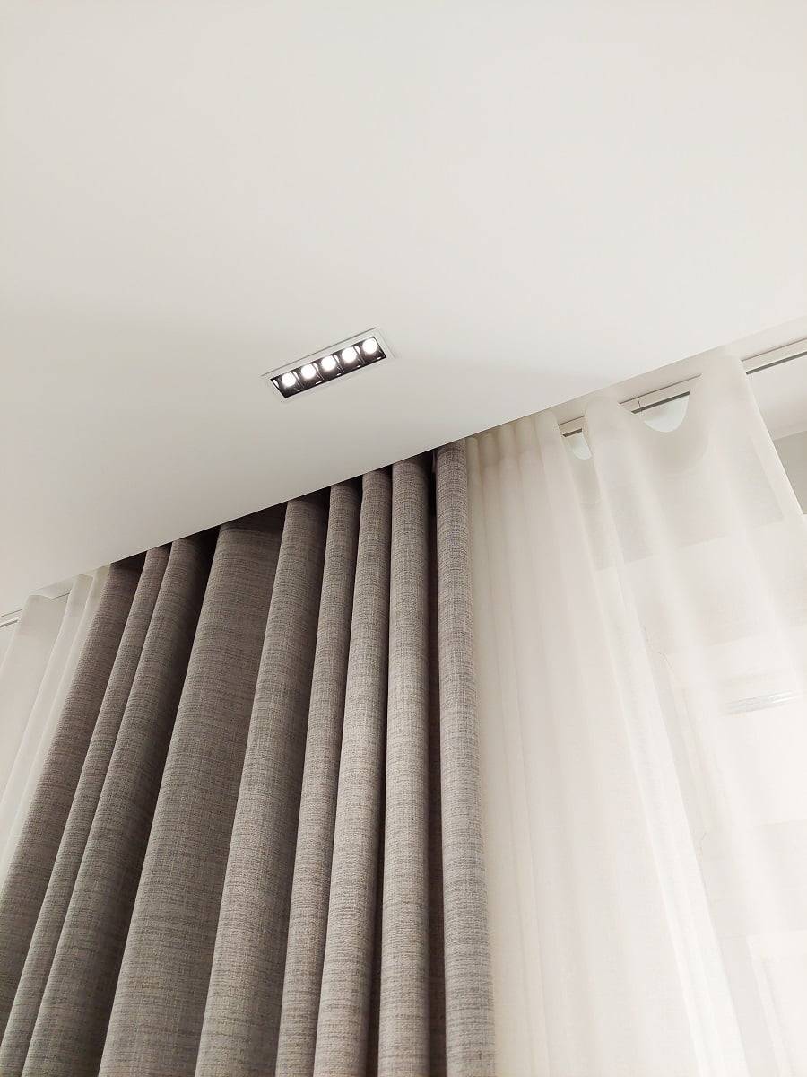 Delante de las cortinas del salón, las lámparas LINJA 5 proporcionan luz de ángulo estrecho. © LedStore