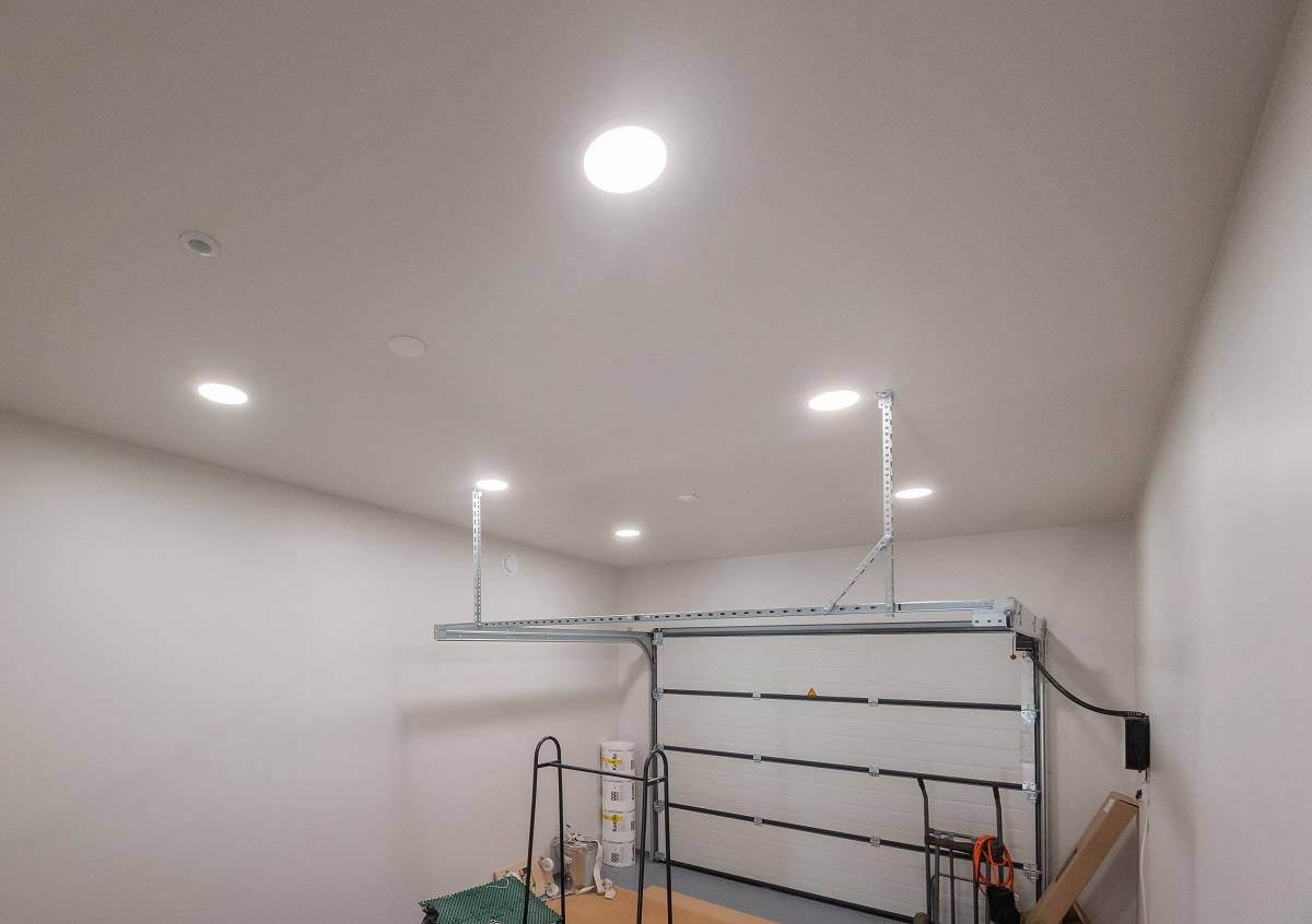 24 Iluminación de techo de garaje plana y eficiente LedStorefi