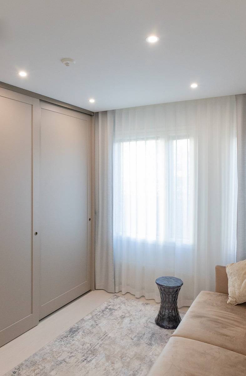 Proyectores LED planos en una habitación de invitados. Cuatro focos de 9 W son suficientes para iluminar 8 m². © LedStore