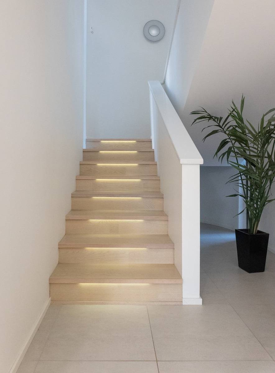 La iluminación en los peldaños hace que la bonita escalera destaque más y facilita el paso. ©LedStore