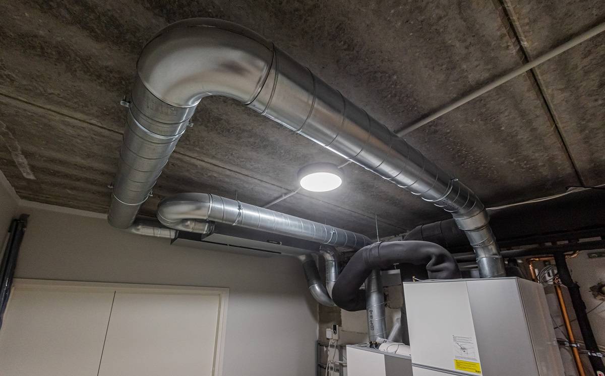 27 En un espacio técnico, una iluminación eficaz es esencial para una inspección y un mantenimiento sin problemas LedStorefi
