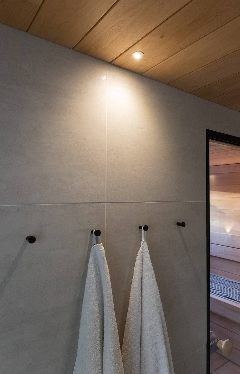 Foco de sauna lunar en la pared del baño. ©LedStore