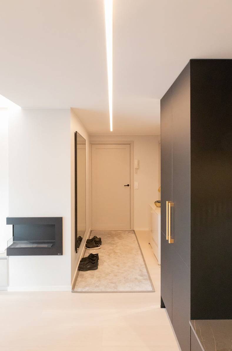 Las tiras de LED lineales del pasillo son de temperatura de color regulable, en la imagen se muestra una luz cálida. © LedStore