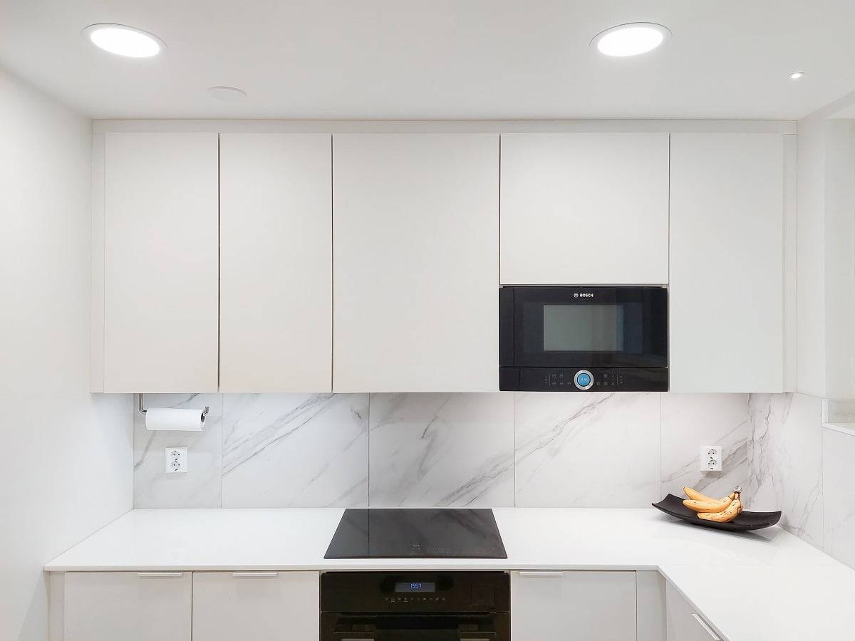 Plafond200 con apertura lisa para iluminación general. Iluminación de trabajo con la misma luz neutra de 4000K. ©LedStore