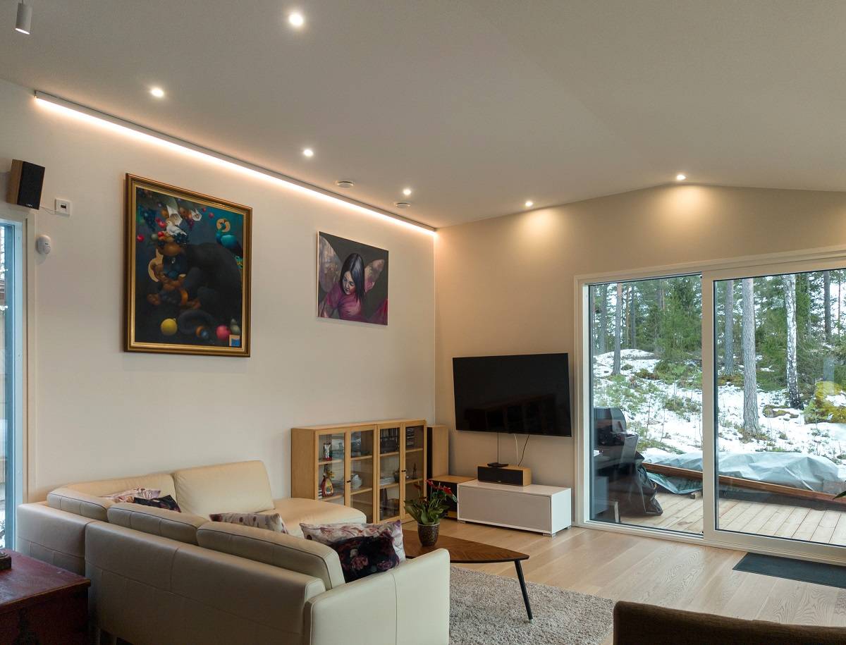 Salón con varios focos y una pared con tiras de iluminación LED.