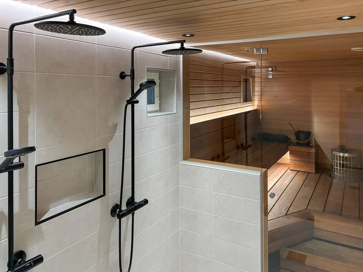 Cuando se trata de la iluminación del baño y la sauna, es importante que sea lo suficientemente tenue como para poder bañarse. Para la sala de vapor, se han elegido tiras de LED de tonos cálidos detrás del respaldo y debajo del asiento. © LedStore.fi