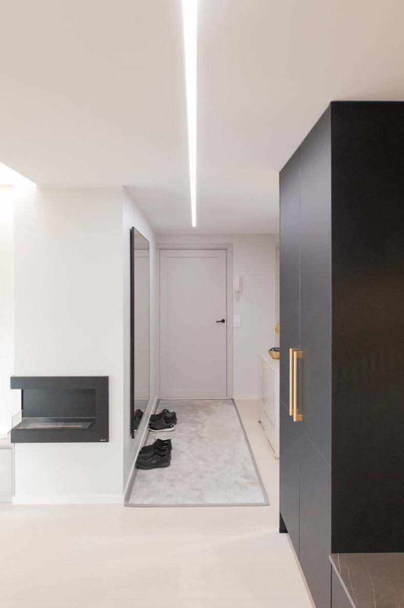 Las tiras de LED lineales del pasillo son de temperatura de color regulable, en la imagen luz neutra. © LedStore