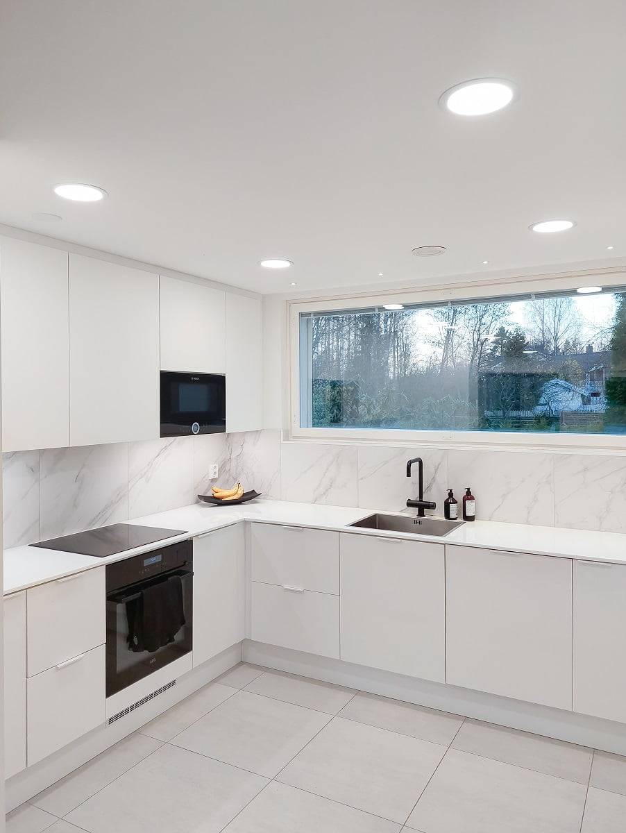 La iluminación general de la cocina está dispuesta simétricamente en el espacio. Delante de la ventana, se utilizan focos de 4x3W para la iluminación ambiental. ©LedStore
