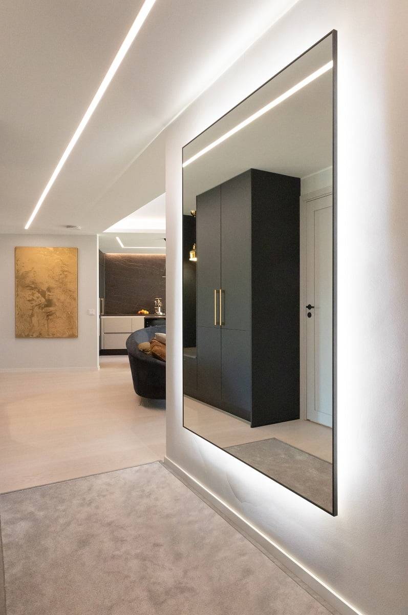 La tira de LED plana del pasillo tiene el mismo perfil de aluminio que la luz de trabajo de la cocina. © LedStore