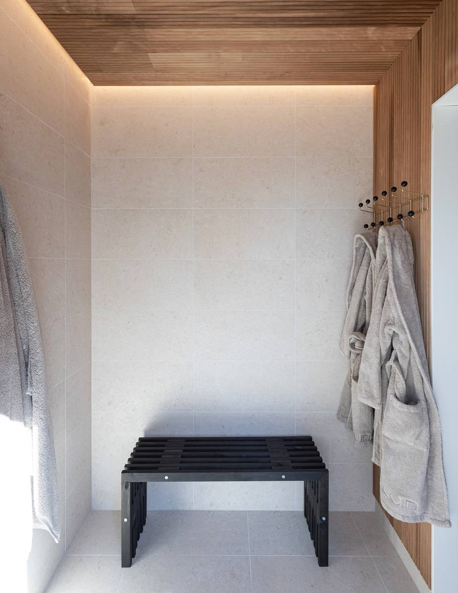6 LedStorefi, un aplique atmosférico junto a la pared del vestidor
