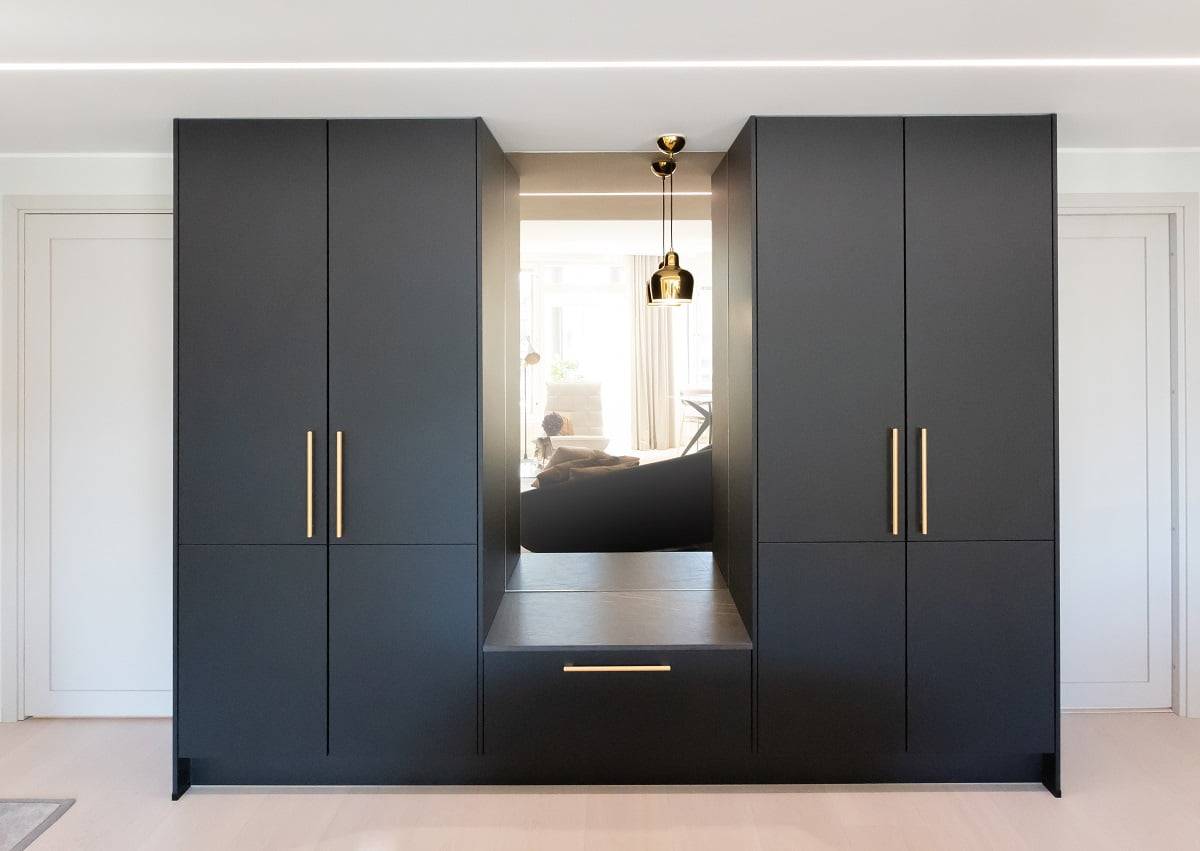El frente del armario está bien iluminado por la tira de luz LED empotrada en el techo. © LedStore