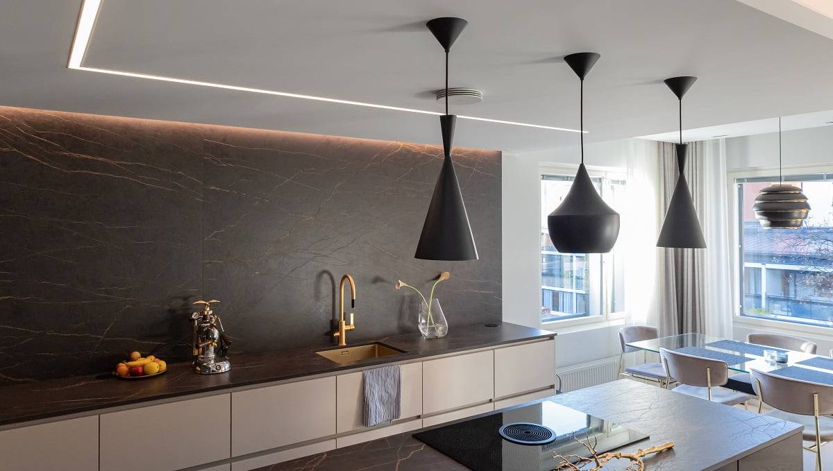 En el techo de la cocina, la tira LED tiene un perfil enrasado de 44 mm, por lo que se integra perfectamente en el techo © LedStore