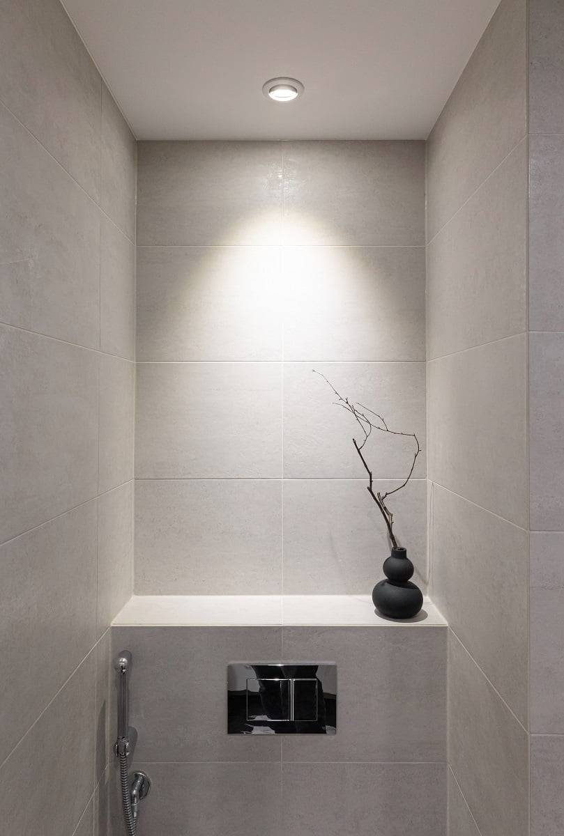 Una bombilla LED en un marco sustituye a una halógena GU10 como punto de luz hacia la pared del fondo. ©LedStore