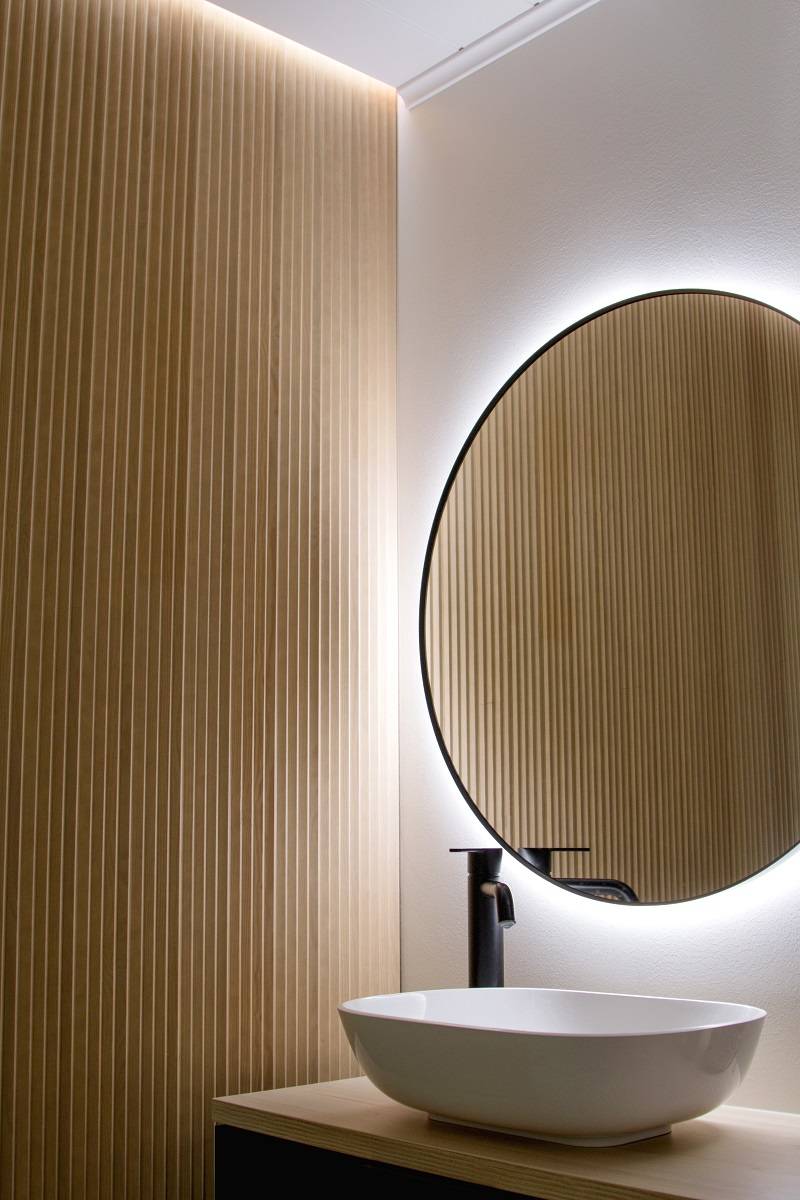 En un aseo, la luz llega indirectamente desde muchas direcciones, lo que hace que el efecto general sea agradable. © LedStore.fi