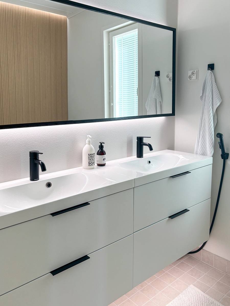 Un gran espejo luminoso ilumina una habitación reflejando la luz a través de las paredes. La tira de LED bajo el mueble facilita el paso y la limpieza, y añade un ambiente suave. © LedStore.fi