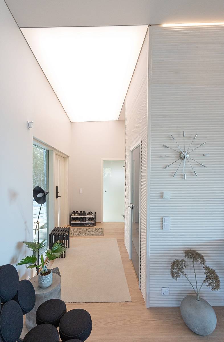 9 Un hermoso techo de luz en el pasillo con tecnología de cinta led LedStorefi