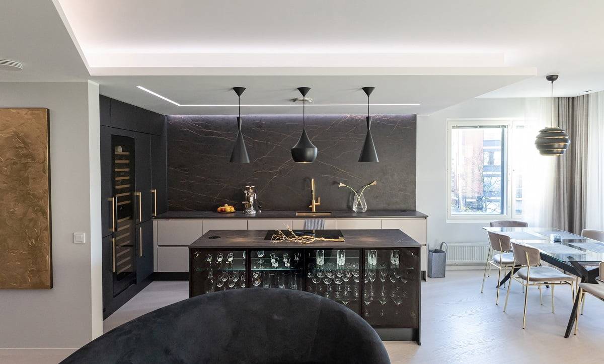 Iluminación de cocina con una elegante luz indirecta a través del techo y un chorro de luz constante a través de la pared, con un color de luz neutro elegido. © LedStore