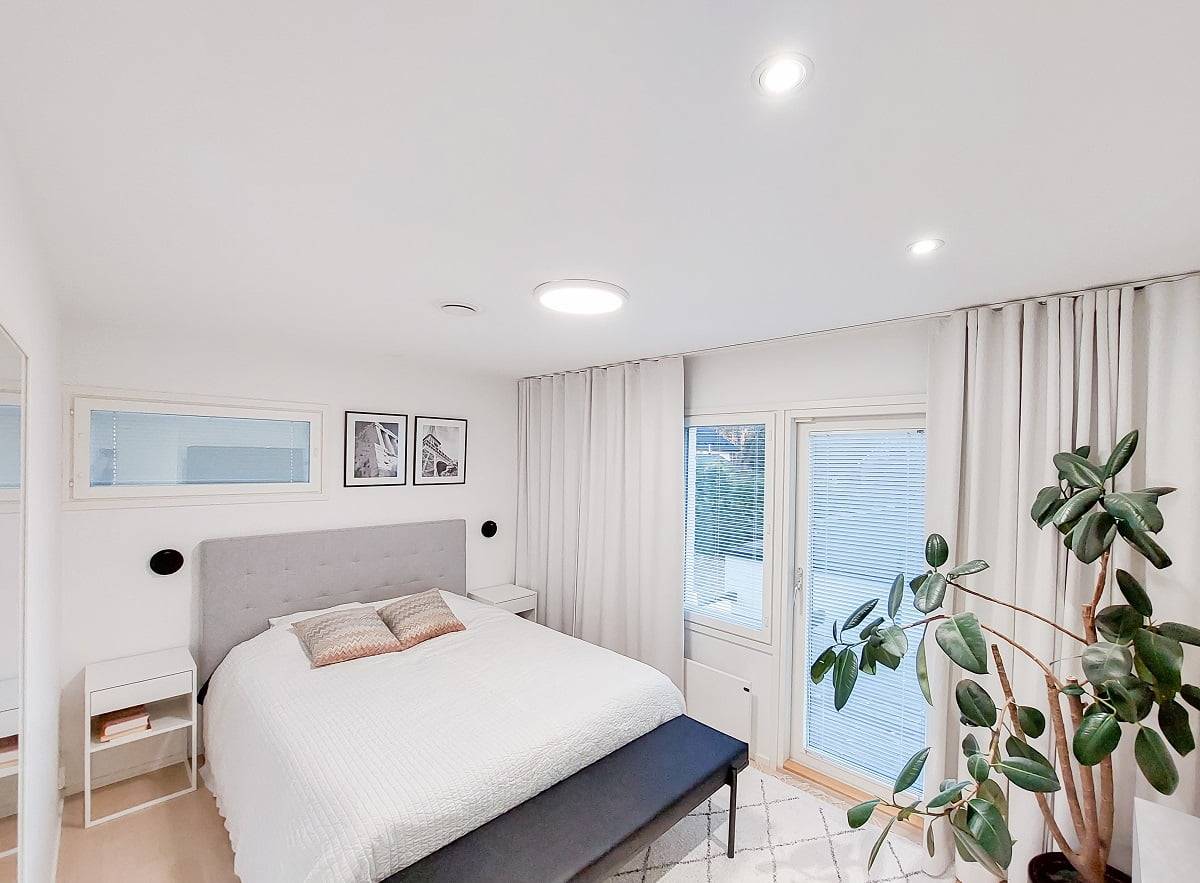 Iluminación general de un dormitorio con proyectores Plafond280 de superficie y orientables. ©LedStore